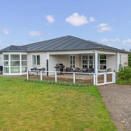 4 Bedroom Cozy In Stubbekøbing