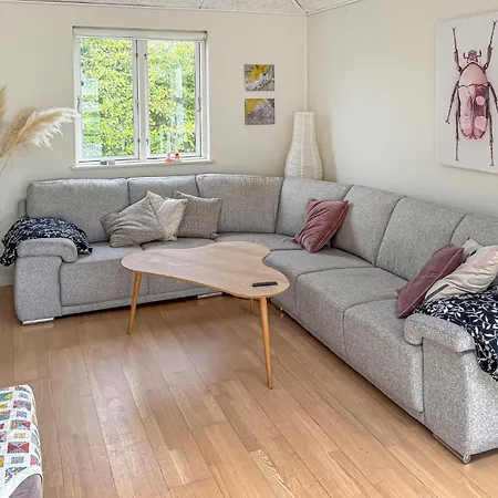 4 Bedroom Cozy In Stubbekøbing